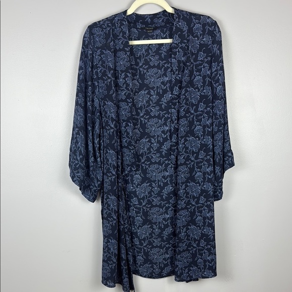 Tahari Blue Robe with Elegant Floral Print Size Large/XLarge - Picture 2 of 11